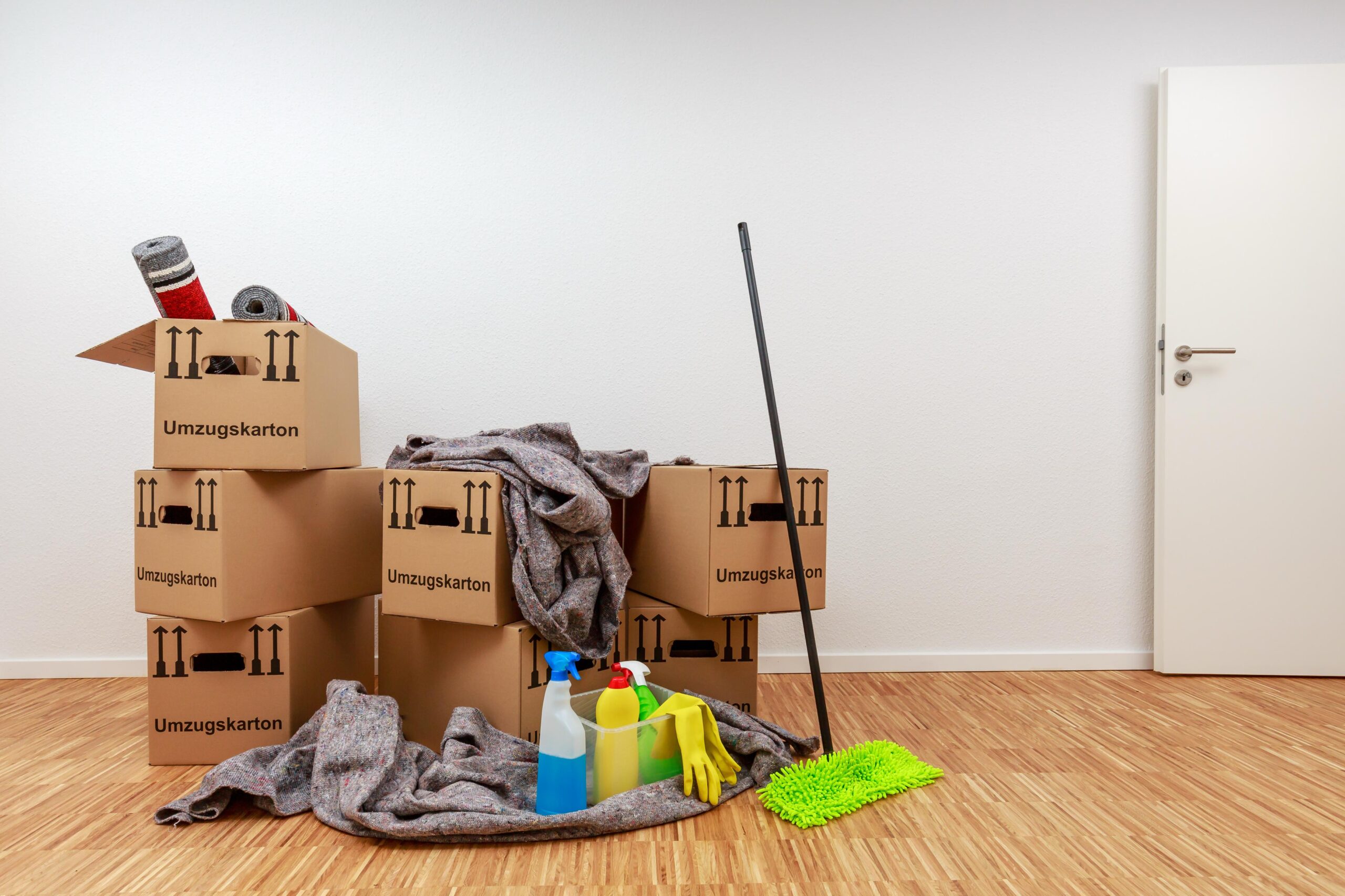 Gereinigte Zimmer nach einer Entrümpelung in Korschenbroich mit gepackten Umzugskartons für den Abtransport.