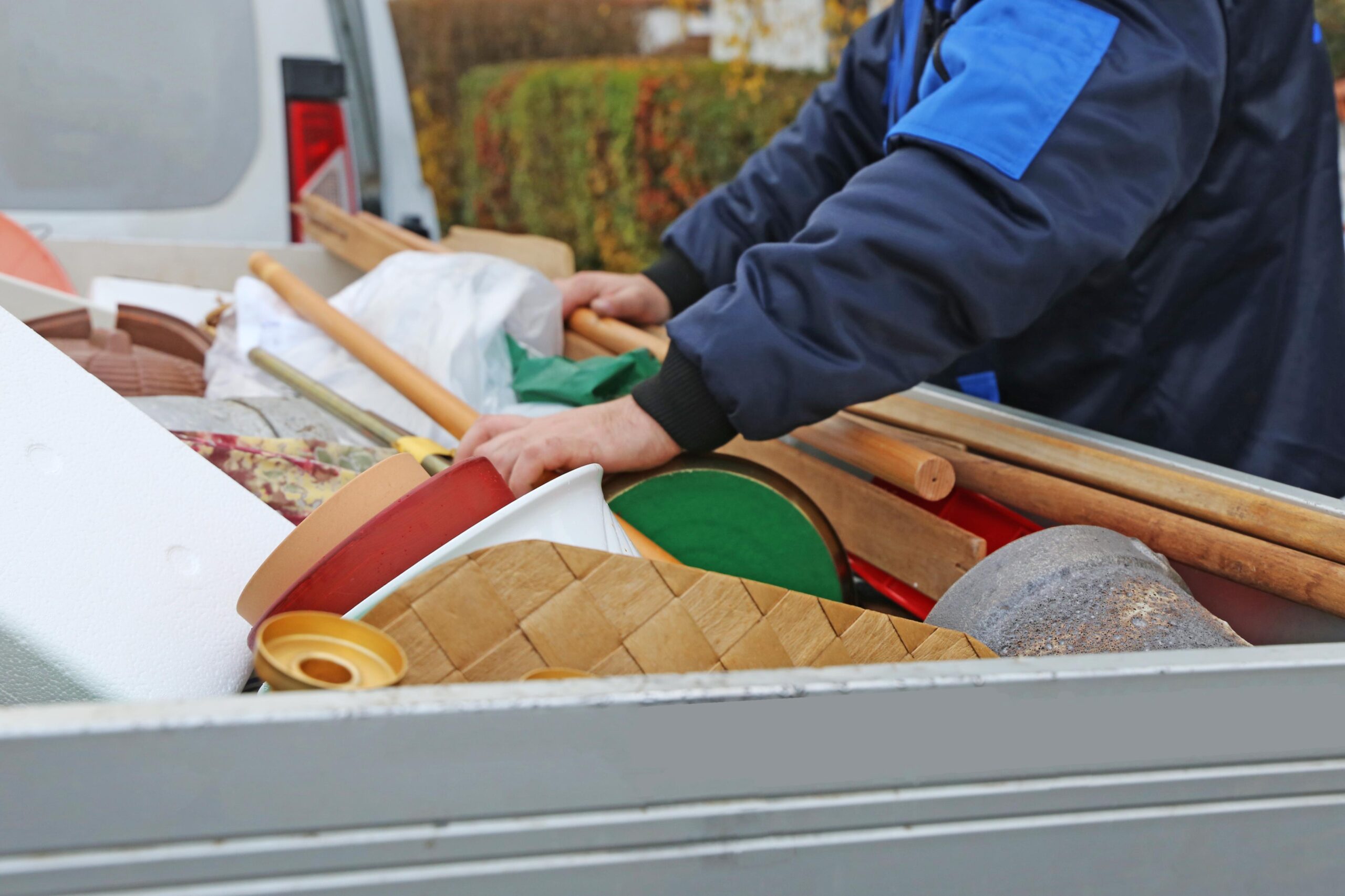 Händische Sortierung von Kleinteilen und Holzresten zur umweltgerechten Verwertung in Korschenbroich.