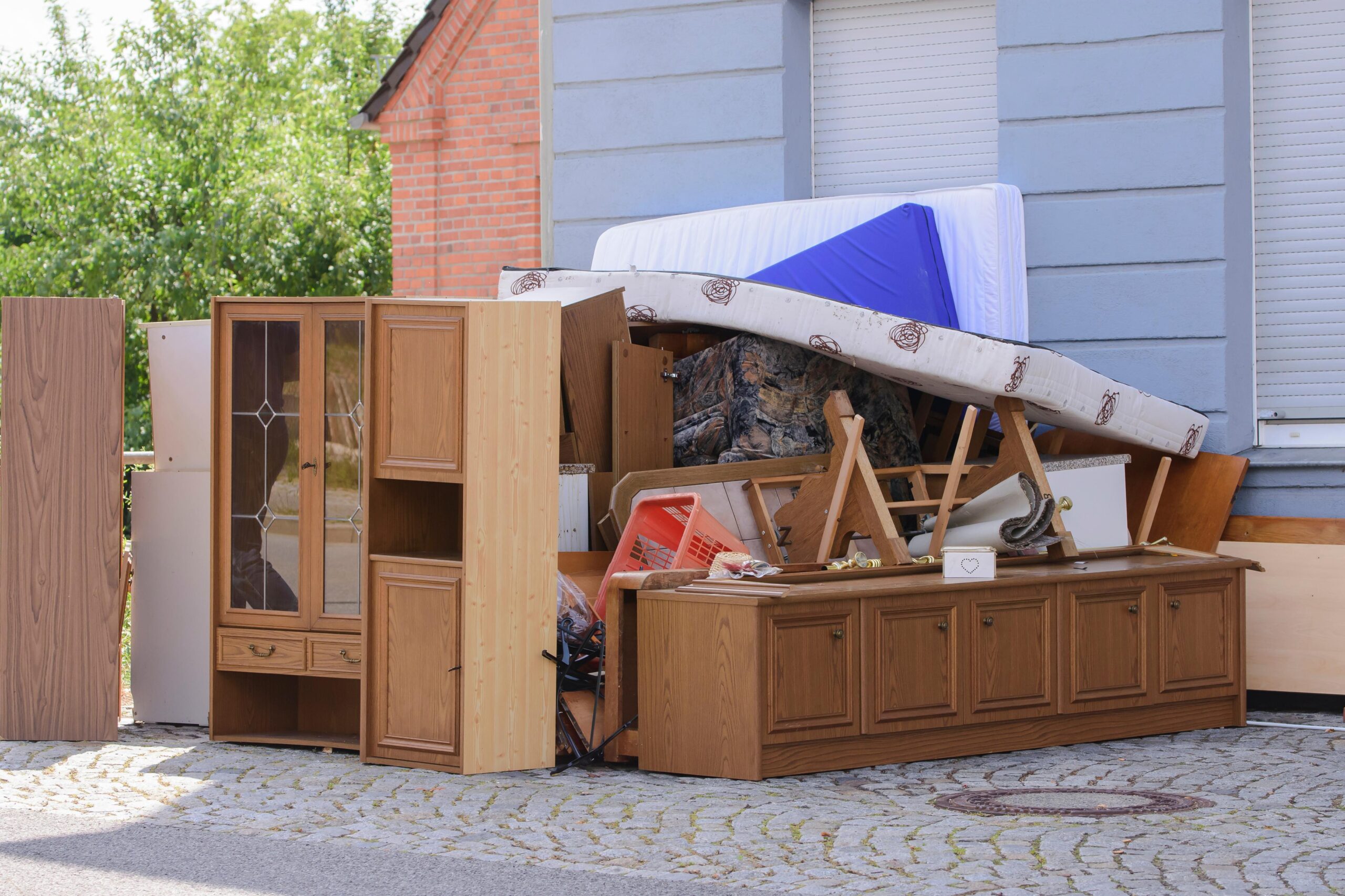 Komplette Räumung einer Wohnung in Korschenbroich mit Bereitstellung von Altmöbeln zum Abtransport.